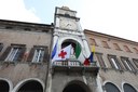 La bandiera della Croce rossa italiana esposta al balcone di Palazzo comunale
