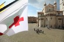La bandiera della Croce rossa italiana esposta al balcone di Palazzo comunale