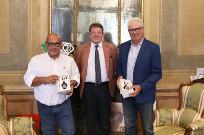 Il sindaco Gian Carlo Muzzarelli tra i giornalisti Paolo Vecchi (a sinistra) e Reggianini (a destra)