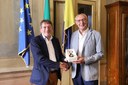 Il sindaco Muzzarelli consegna a Edward Skorek una boccetta di aceto balsamico prodotto dall’Acetaia comunale 