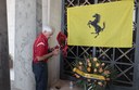 Un appassionato rende omaggio alla tomba di Enzo Ferrari