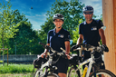 Due operatori della Polizia locale di Modena in bicicletta