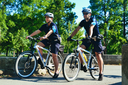 Due operatori della Polizia locale di Modena in bicicletta