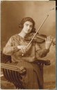 Eglia Salardi, la madre di Alfonso Garuti, con il violino lasciato al Museo Civico