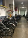 Gli spazi interni del deposito per biciclette collocato al parco Novi Sad