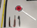I coltelli e il bastone sequestrati dalla Polizia locale di Modena