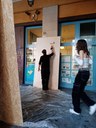 I giovani impegnati nel laboratorio di street art del Momo