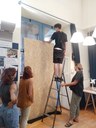 I giovani impegnati nel laboratorio di street art del Momo