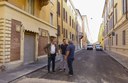 Il sindaco Muzzarelli con l'assessore Bosi e un tecnico dei Lavori pubblici in via Ganaceto