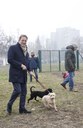 Il sindaco Muzzarelli con i suoi due cani all'inaugurazione dell'area dedicata ai quadrupedi in via Boccaccio