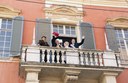Il saluto della Famiglia Pavironica insieme al sindaco Muzzarelli dal balcone di Palazzo Solmi