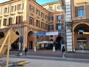 L'area di fronte a piazza Mazzini con lo stendardo e l'installazione