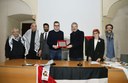 L'assessore alla Cultura del Comune di Modena Andrea Bortolamasi consegna il premio al giornalista Raffaele Oriani