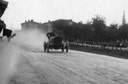 8 maggio 1910: Felice Nazzaro, asso del volante del tempo, lanciato a tutta velocità sulla Via Nonantolana a bordo della sua FIAT. Conquisterà la vittoria di quella che è rimasta la seconda e ultima edizione del Record del Miglio (archivio Rangoni)