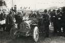 giudici di gara e addetti ai lavori attorno a una vettura iscritta la Record del Miglio (archivio Stanguellini)
